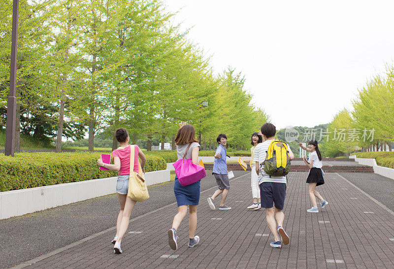 六个大学生在校园里跑步