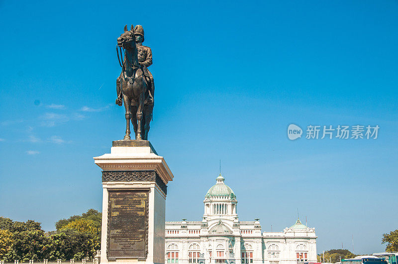 泰国曼谷，朱拉隆功国王的骑马雕像和阿南塔萨马洪王座大厅