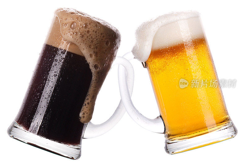 友谊的概念。两杯淡啤和黑啤分开喝