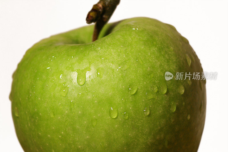 绿色苹果与水滴在白色的背景，微距