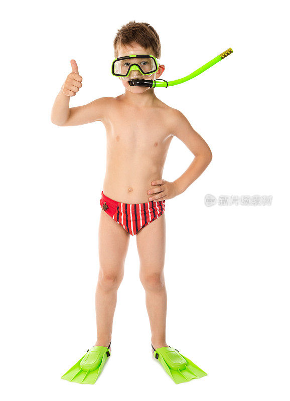 男孩戴着潜水面罩，竖起大拇指