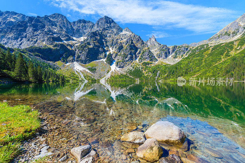 在美丽的绿色水的山峰的倒影，莫尔斯基Oko湖，塔特拉山脉，波兰
