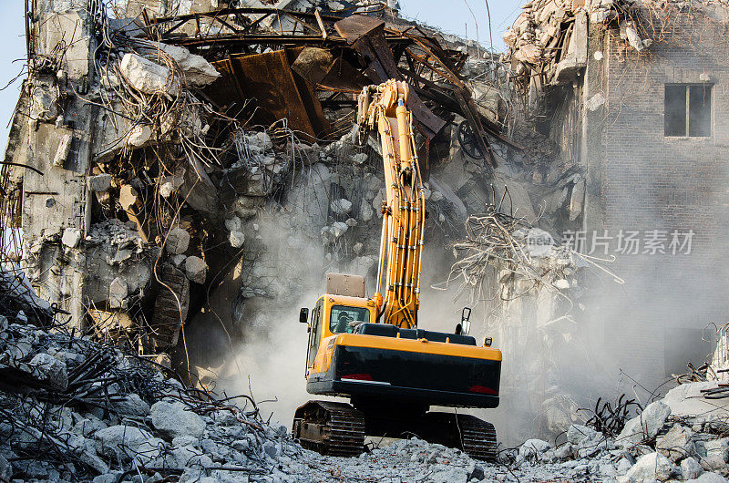 挖掘机正在拆除一座旧工业建筑