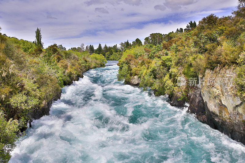 新西兰怀卡托河上的胡卡瀑布。