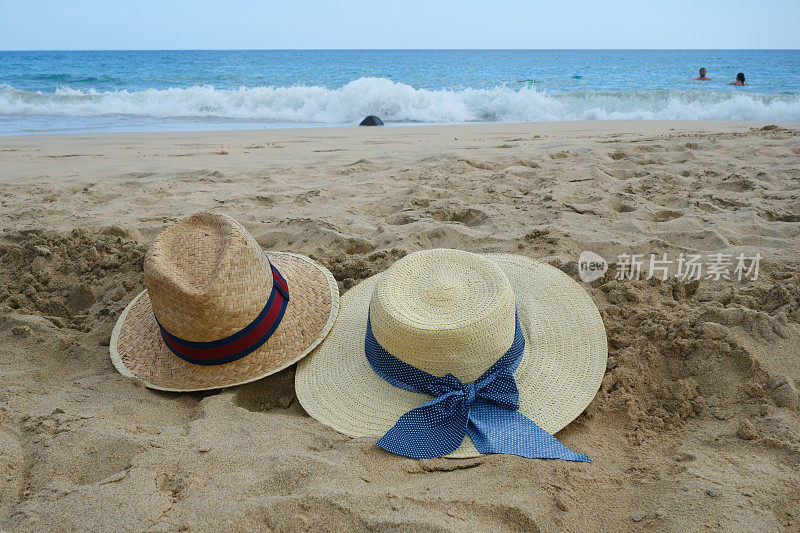 海滩岸边的草帽遮阳帽。