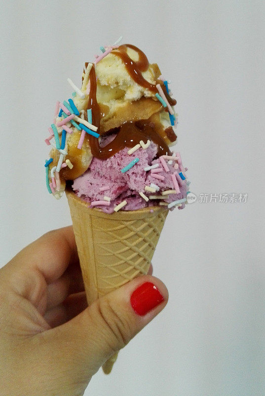 香草草莓冰淇淋配焦糖甜筒