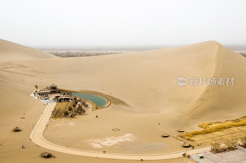 中国敦煌的鸣沙山沙漠和月牙湖