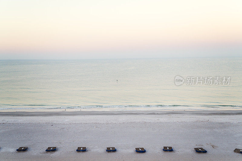 日出前用椅子俯瞰海滩。