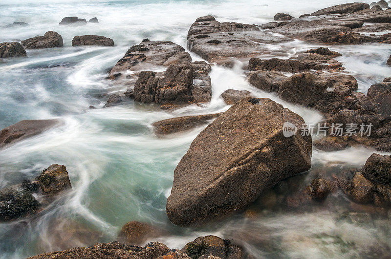 长时间暴露在岩石海岸