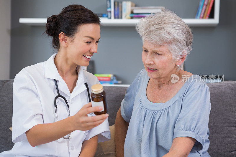 家庭护士向她成熟的病人展示药物