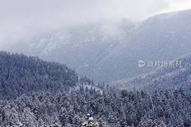 落基山脉下着大雪