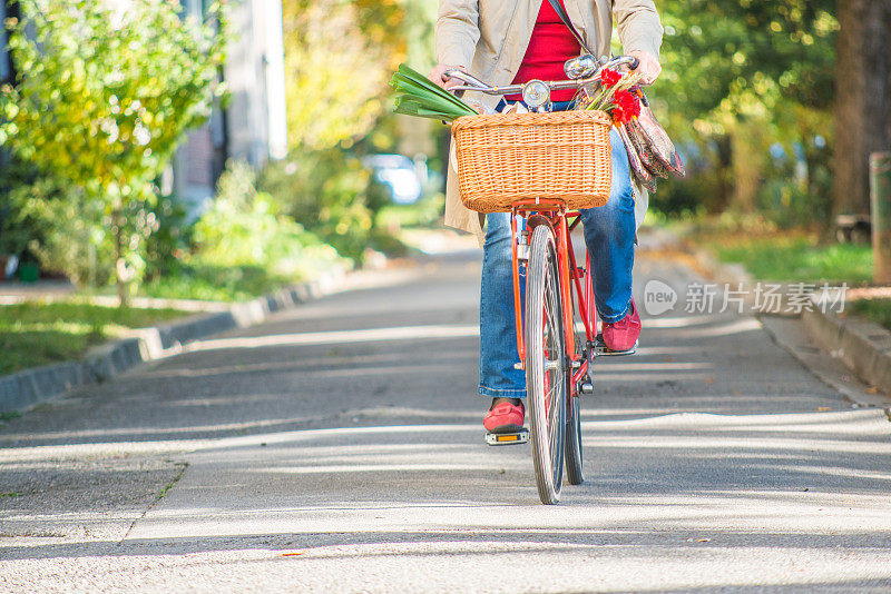 常州妇女肖像与自行车户外