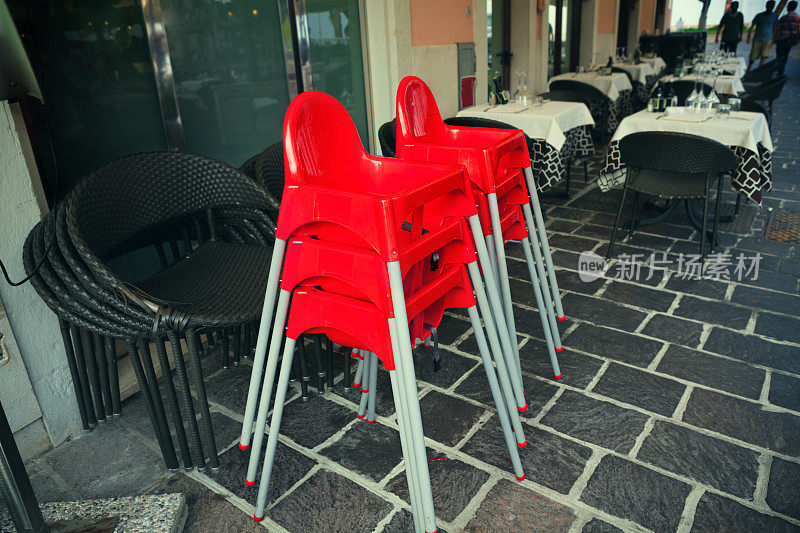 红色婴儿餐椅