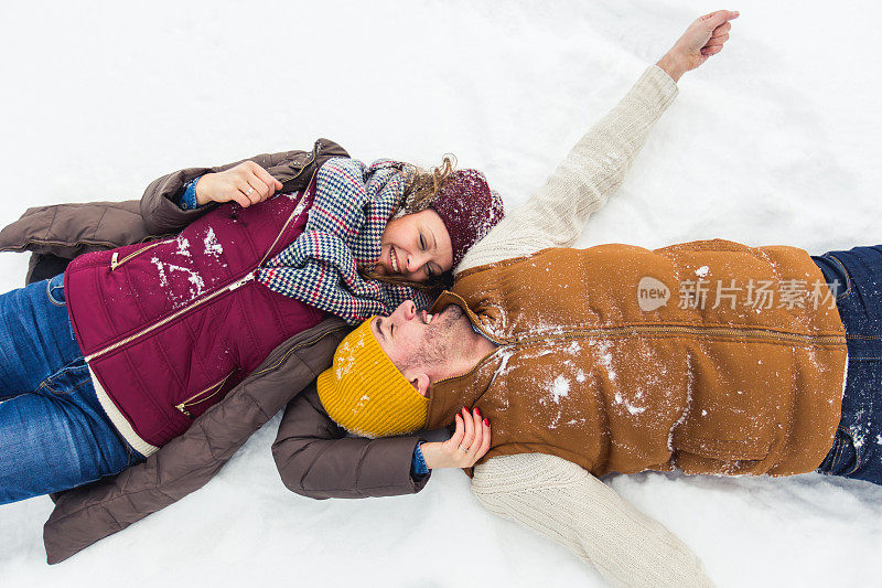 无忧无虑的年轻夫妇在玩雪