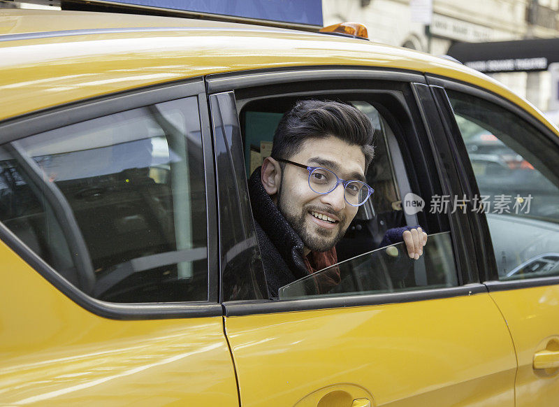 一个年轻人从出租车的窗口望出去