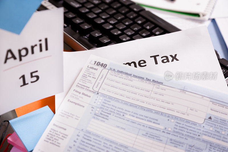 美国所得税的截止日期是4月15日。1040年的形式。桌子上。