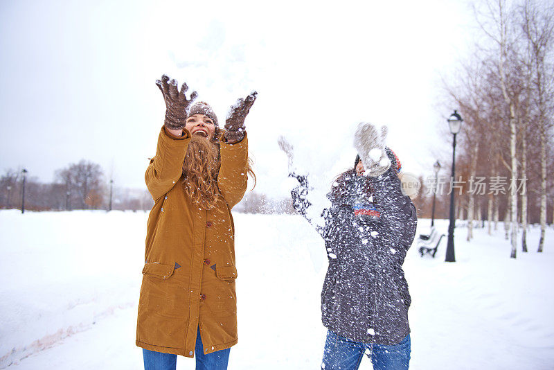 女性朋友在外面享受下雪天