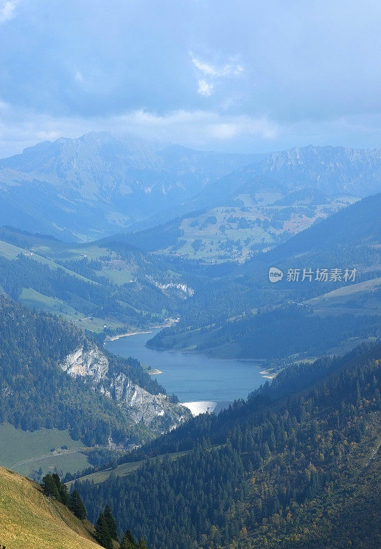 瑞士的阿尔卑斯山和洪格林湖