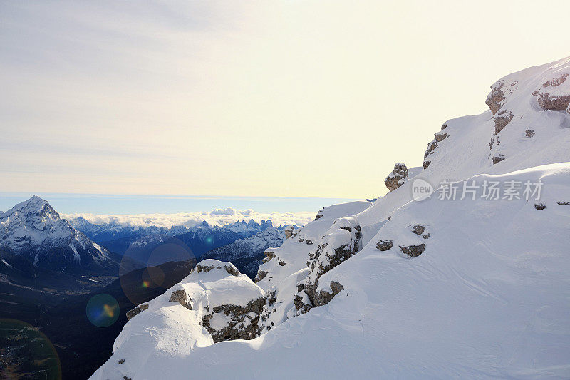 冬季全景阿尔卑斯山脉雪景科尔蒂纳丹佩佐意大利