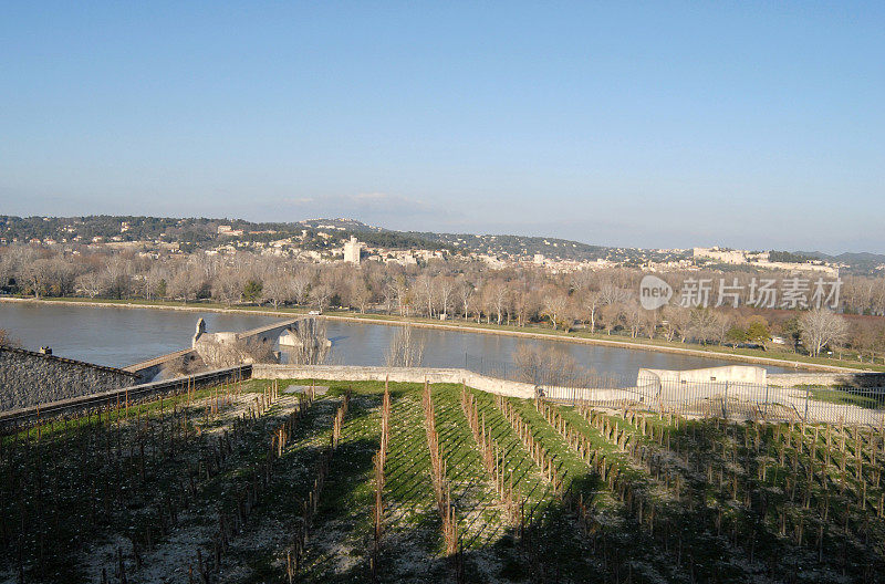 从这里可以俯瞰阿维尼翁、罗纳河和圣贝内塞特大桥