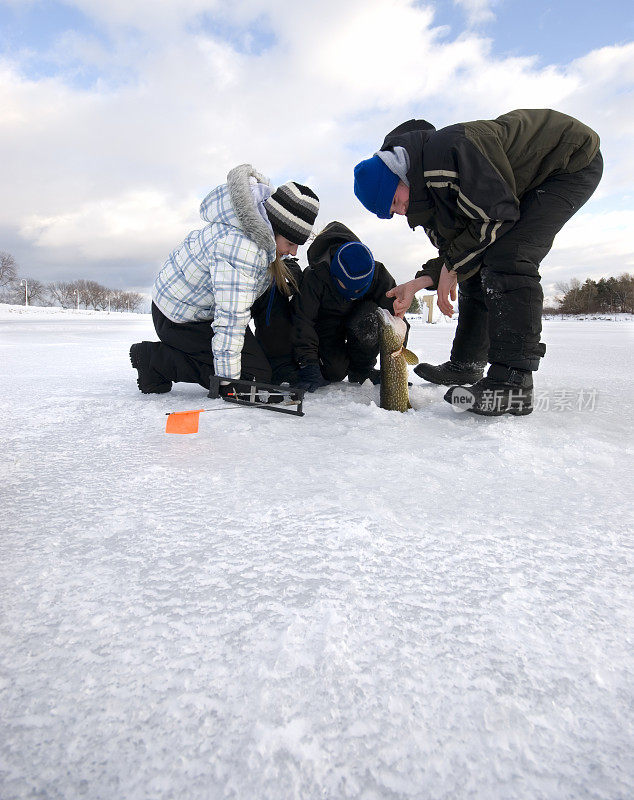 孩子冰上钓鱼