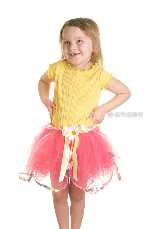 可爱的小女孩与一个花哨的芭蕾舞裙在白色的背景