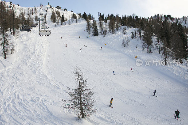 Dolomiti的滑雪者