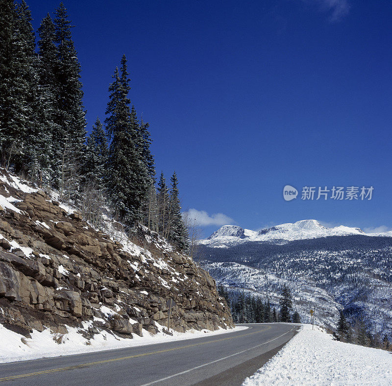 穿过积雪覆盖的落基山脉的道路