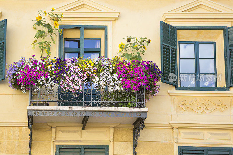 意大利布里克森的一栋带有阳台和鲜花的历史建筑