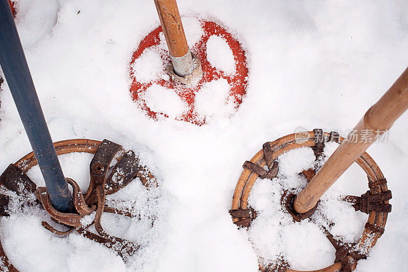 老式的滑雪板插在雪白的雪地里