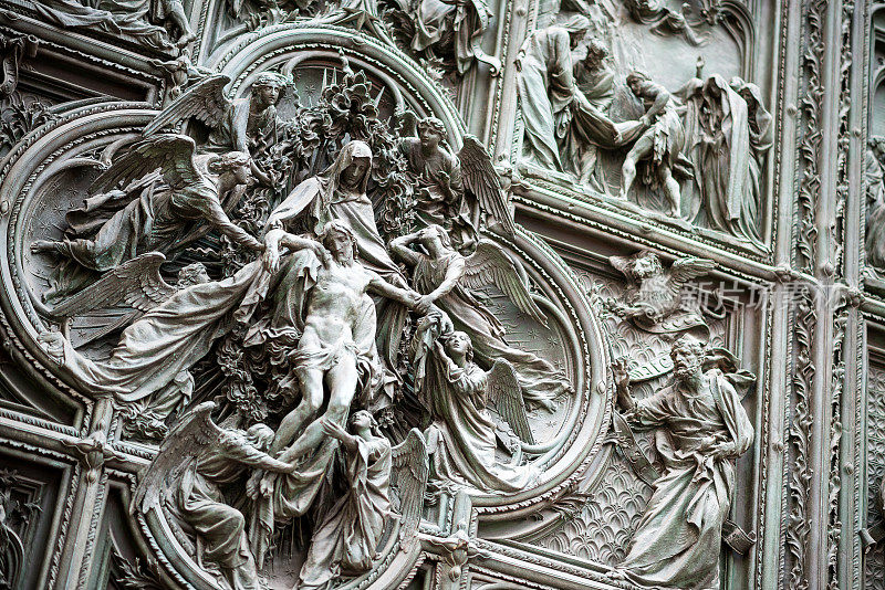 米兰大教堂大门雕像的细节