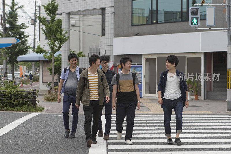 日本学生与朋友同学在日本京都