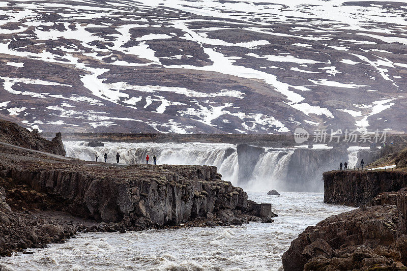 冰岛的Godafoss，一个典型的瀑布