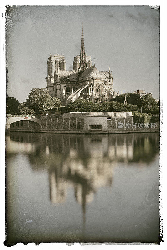 清晨，法国巴黎圣母院大教堂