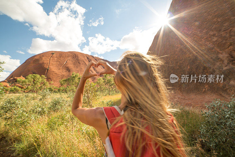 女人徒步旅行框架景观成心的形状