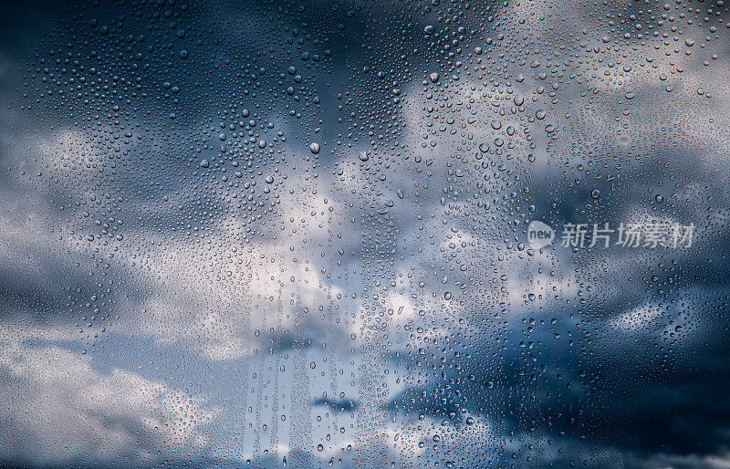 阴雨霏霏的天空中飘着乌云