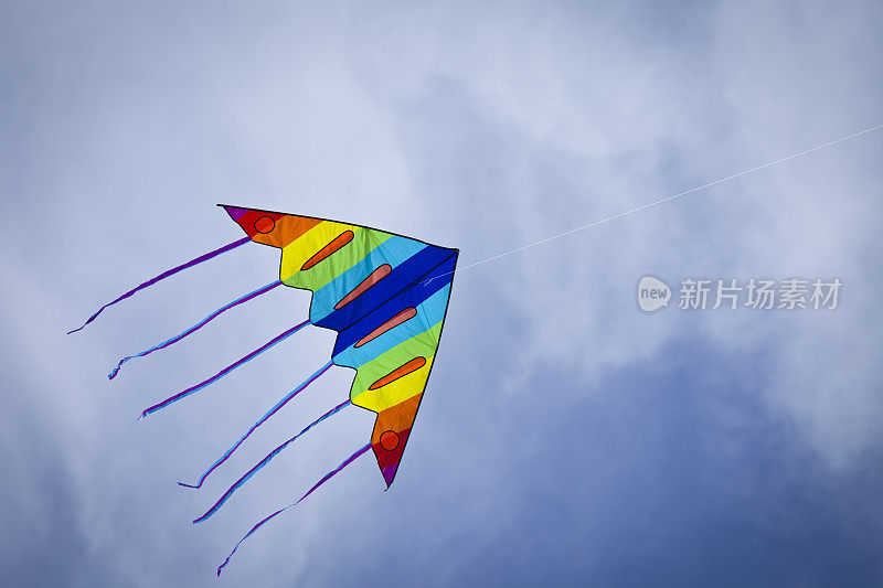 彩虹色的风筝在飞翔