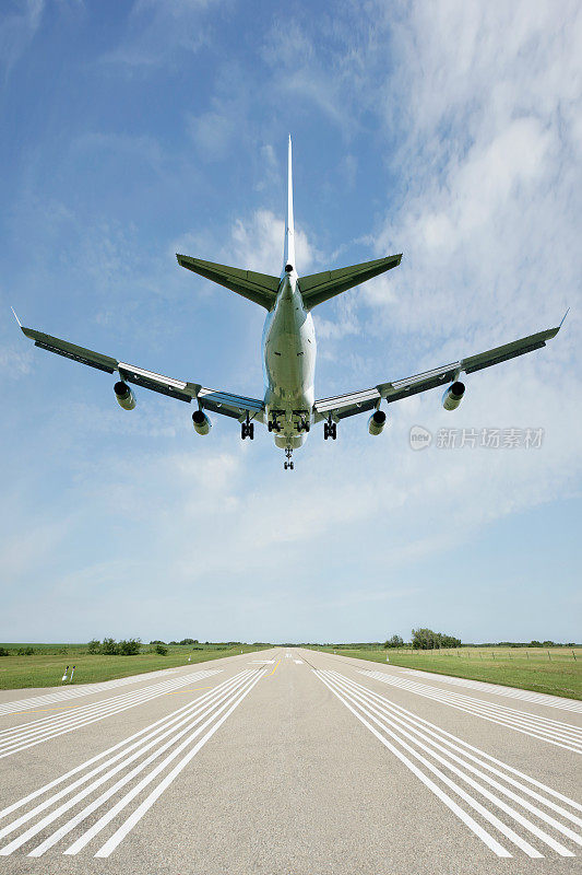 XXXL喷气式飞机在跑道上降落