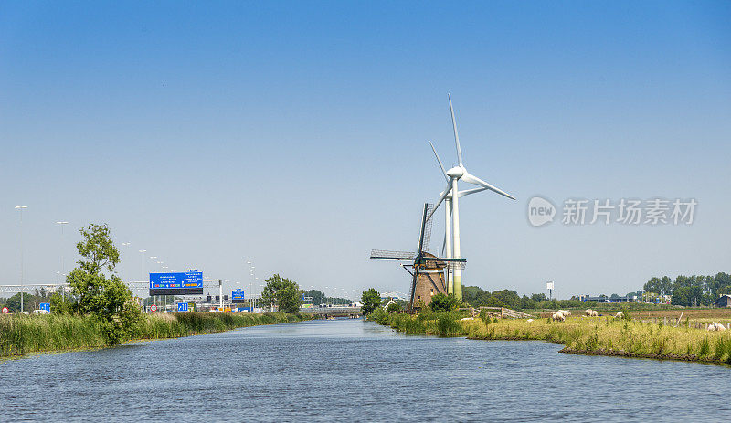 荷兰海滨的新旧风车。