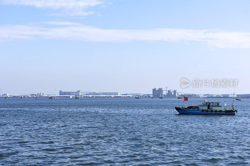 从东京湾望向工业区，附有复印空间