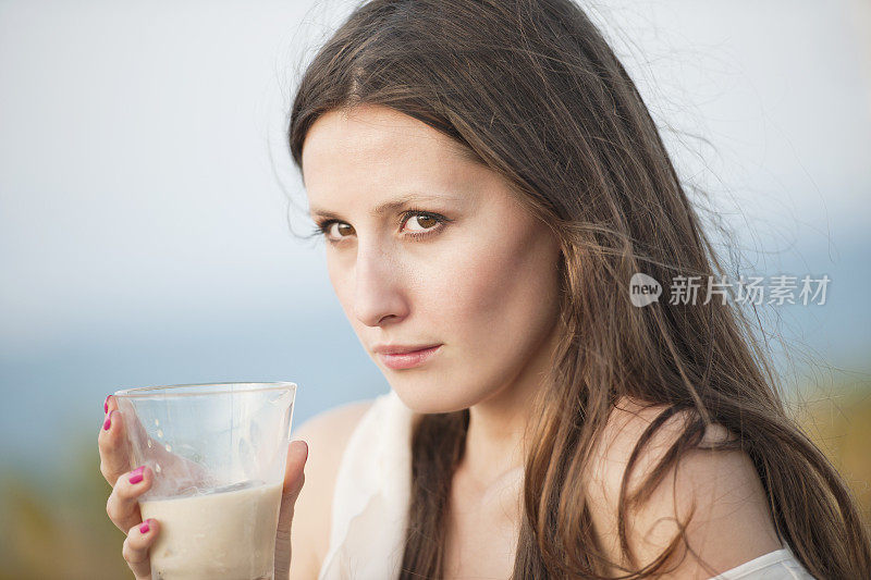 鸡尾酒会上的女人