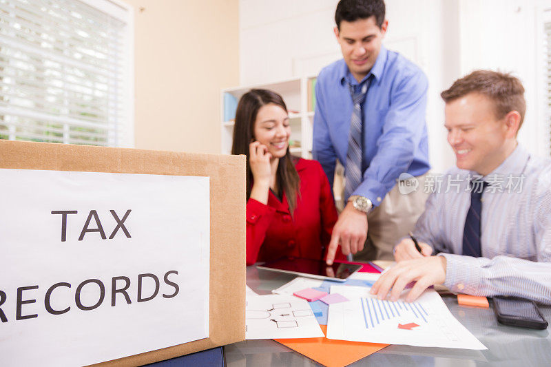 会计师在所得税申报表上进行合作。盒子的前景。