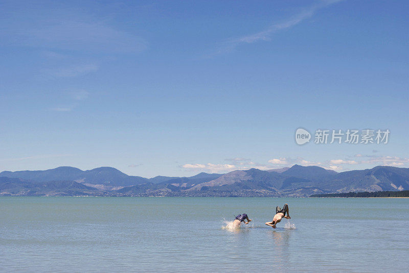 在海里后空翻