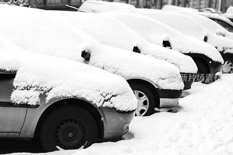 白雪覆盖的汽车