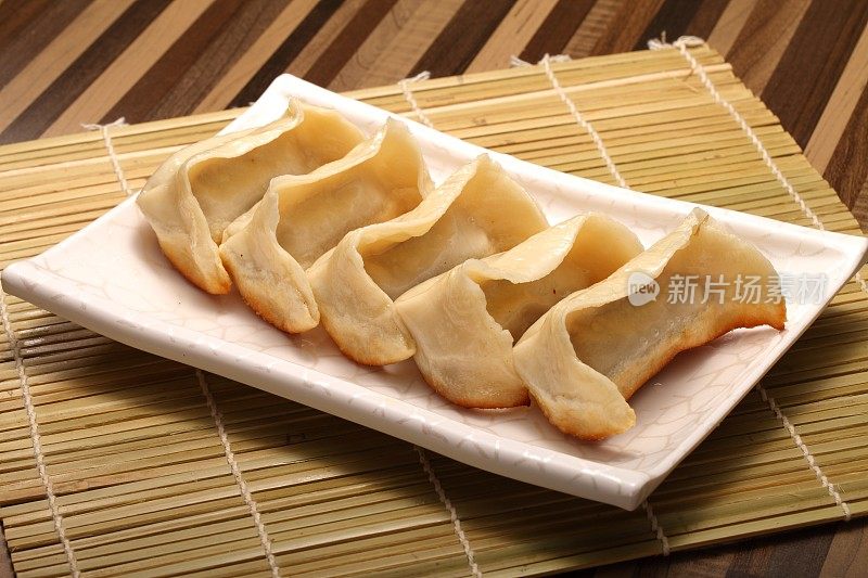 传统的中国食品油炸饺子