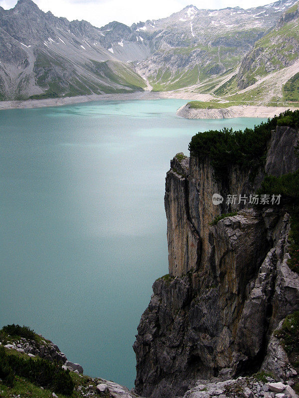 山崖湖