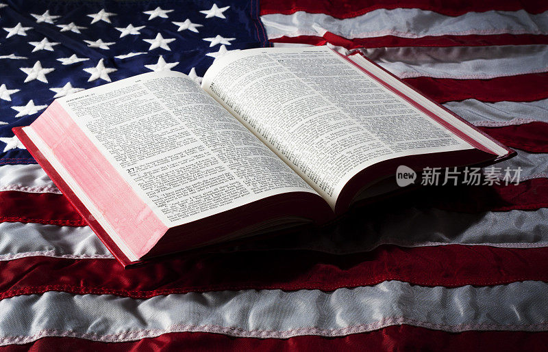 圣经打开美国国旗