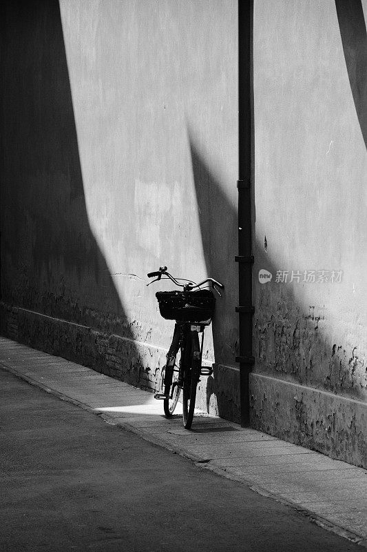 在街上骑自行车。意大利