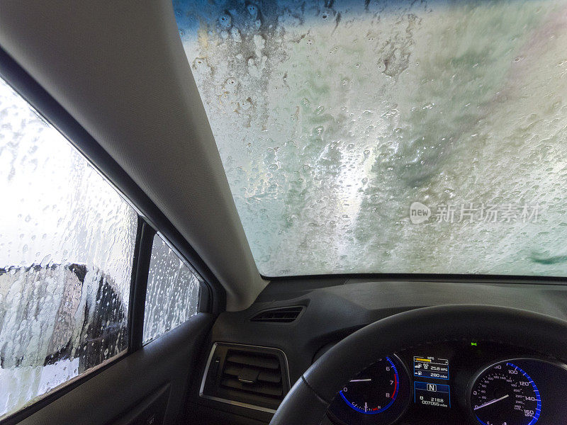 汽车挡风玻璃上的POV洗车皂
