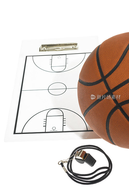 篮球教练的剪贴板，白色背景上吹口哨